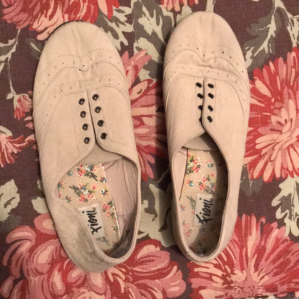 Tan flats